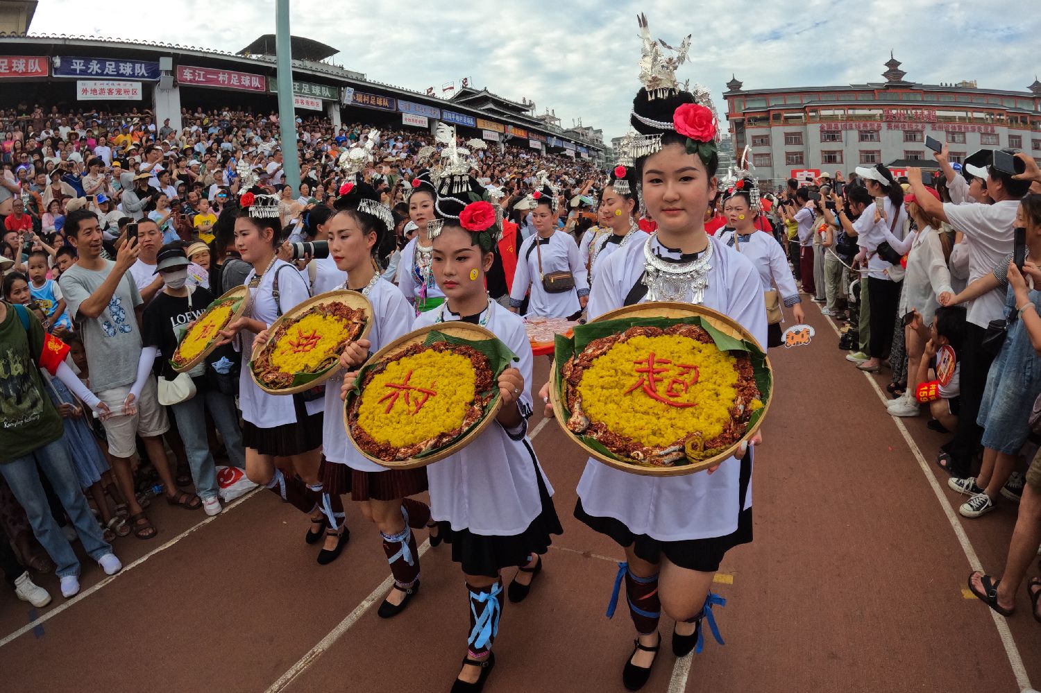关于世界各地球队争相比拼，展现球技风采的信息