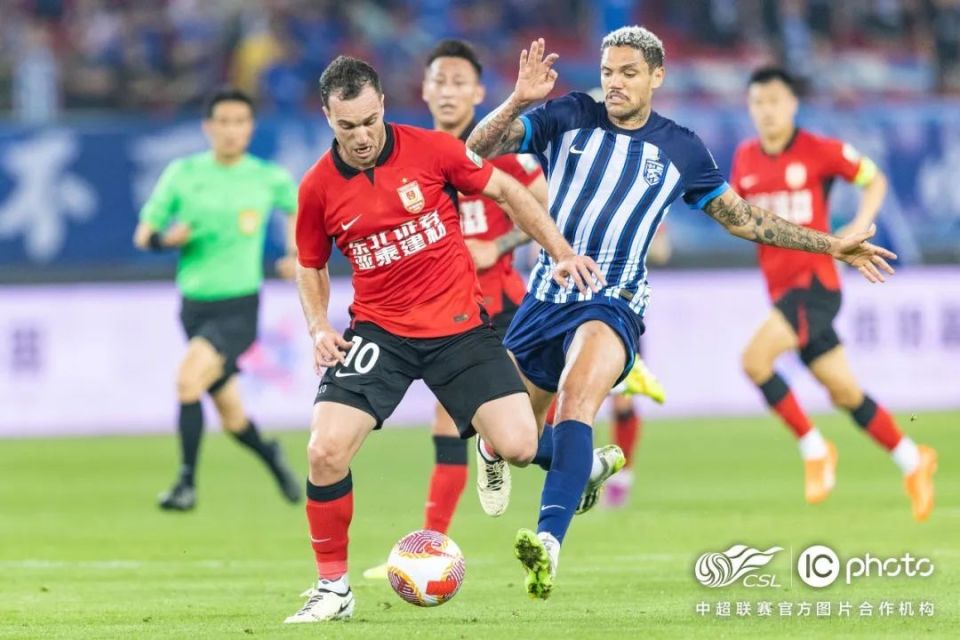 球员努力备战，战斗精神感染全队